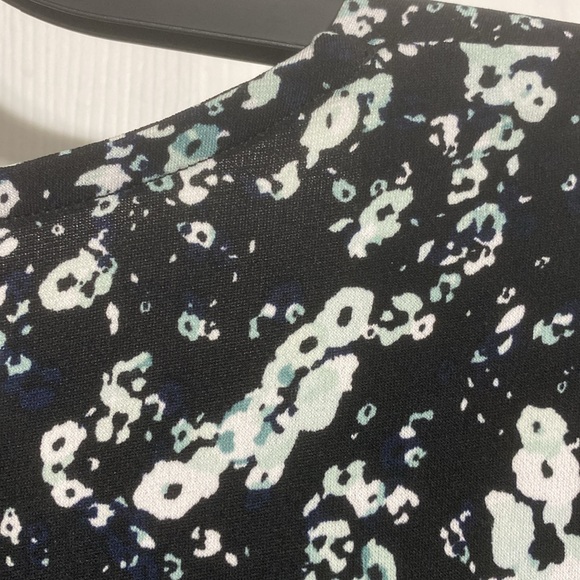 Lane Bryant black off white & pale green v-neck top shirt blouse size 18 / 20 - Picture 10 of 15